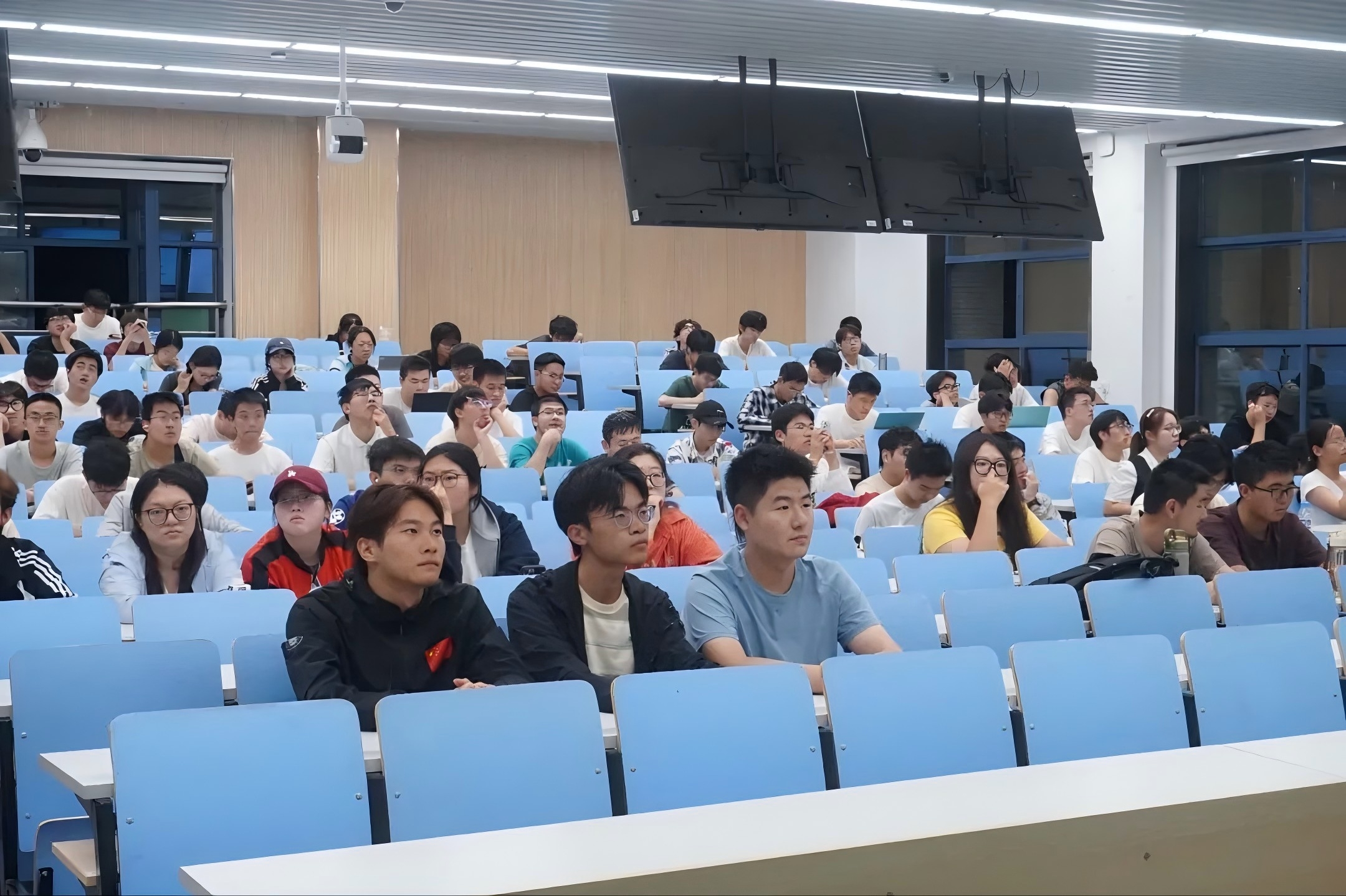 欢迎来到公海7108线路2025级本科生第一次年级大会顺利举行